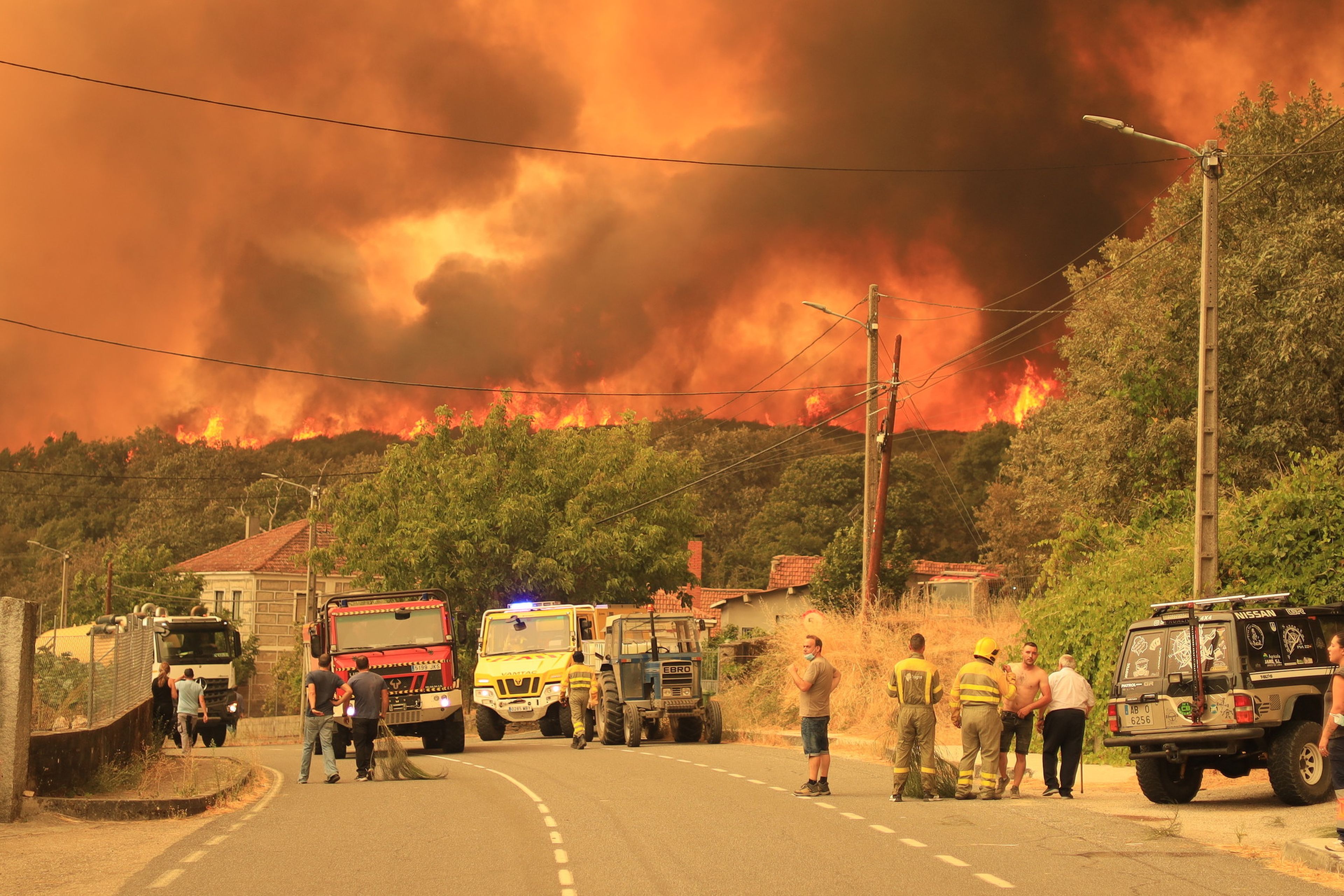 El incendio en Ourense ha obligado a evacuar varias poblaciones por la cercanía del fuego.
