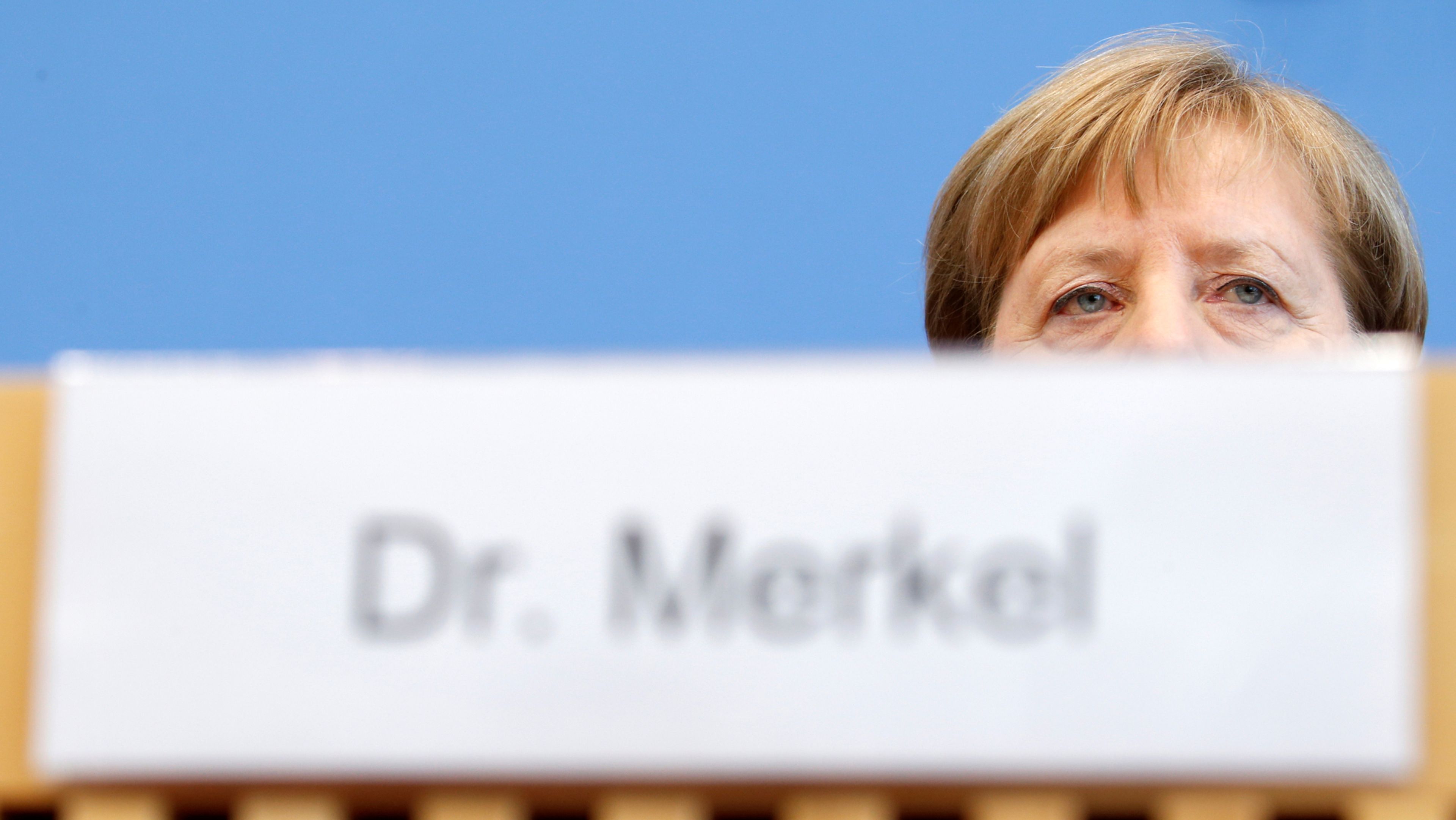La canciller alemana Angela Merkel en una reunión extraordinaria de su gobierno sobre el coronavirus