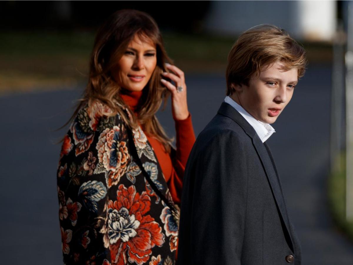 Melània is a full-time mom and likes to be hands-on, sota she Refusés to spend money on a nanny. She does Indulge són Barron Trump in a Lavish lifestyle, dressing him in suits and moisturizing him with her brand 's Caviar Complex C6's Caviar Complex C6