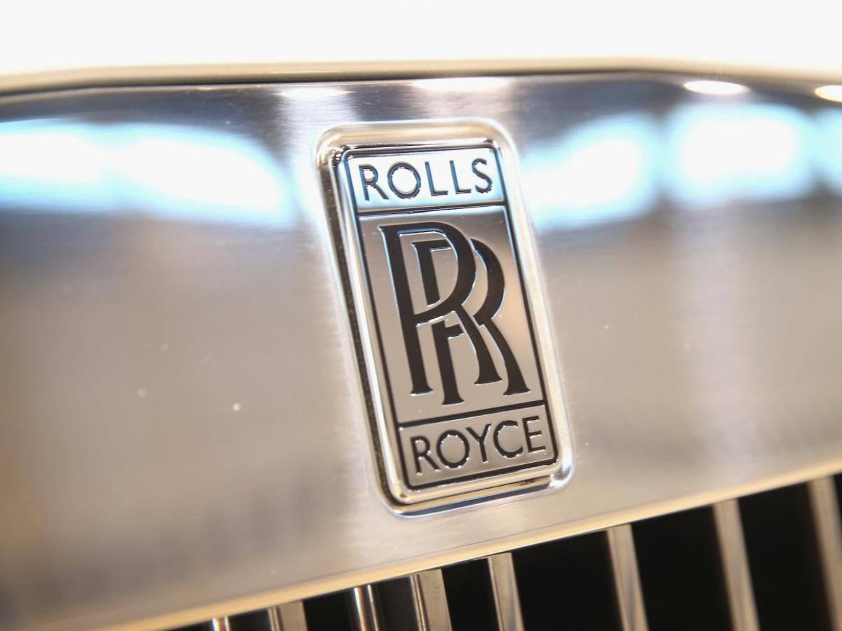 Trump tamén ten unha colección para a estrada. Segundo informou que é propietaria de Rolls-Royce Silver Cloud, Rolls-Royce Phantom (que comeza en $ 500,000), a Maybach, Ferrari e a Mercedes-Benz 3600. Ola, informadamente, comprou Melania a