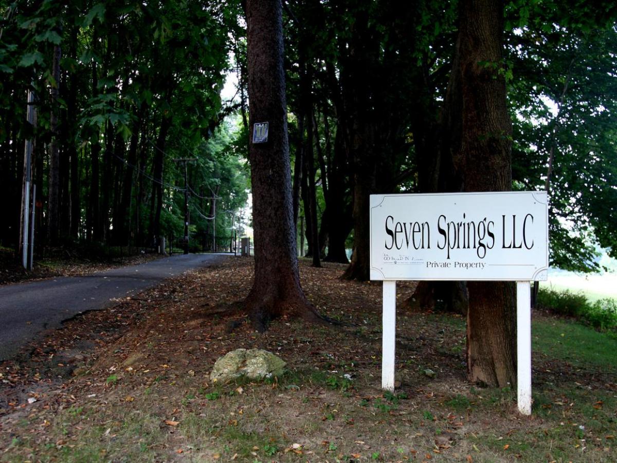 The Trumps also have a 39,000-square foot mansió in Bedford, Nova York, called Seven Springs, for which they reportedly paid $ 7.5 million and use as a family Getaway.