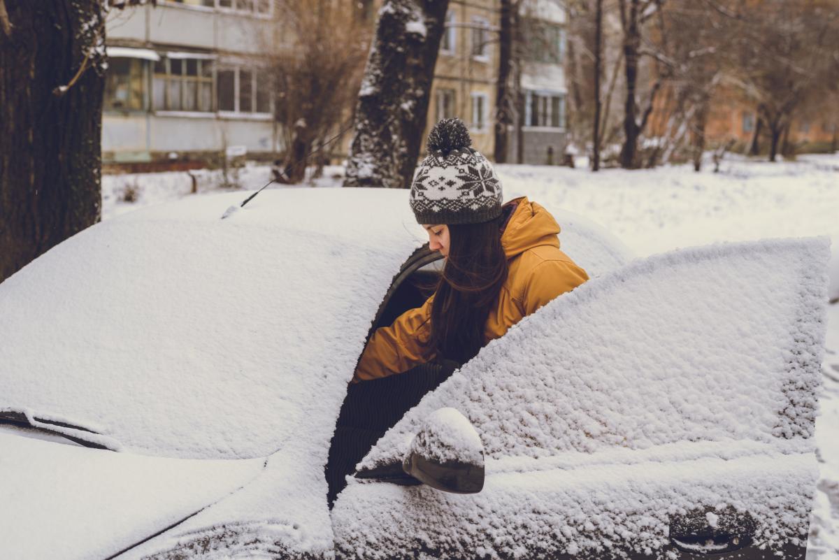 Cómo retirar hielo del parabrisas del coche en invierno | Business Insider España