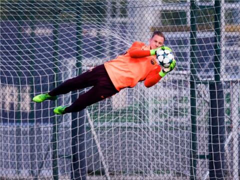 fotos deporte 2017: Marc-Andre Ter Stegen del FC Barcelona levita para atrapar un balón durante un entrenamiento