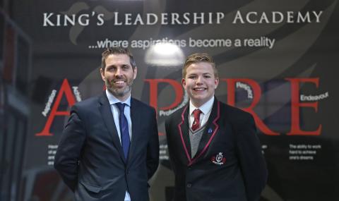 Mark O'Hagan, director de King's Leadership Academy, y Stephen Geddes