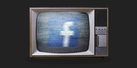 Viejo televisor con Facebook Viejo televisor con Facebook