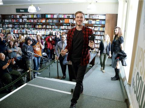 El youtuber PewDiePie durante el lanzamiento de su libro 'This book loves you'