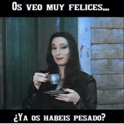 ¿Os habéis pesado? Ese 'meme' de Morticia Addams que viene a acabar con tu Navidad.