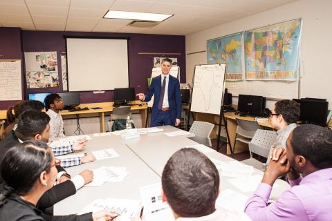 Cuando no está trabajando el asesor financiero Ryan Sterling imparte clases de literatura financiera en el Bronx. Les dice a sus estudiantes: "Haz lo que hacen los ricos y se consciente de donde va tu dinero".