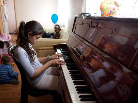 Niña tocando el piano Niña tocando el piano