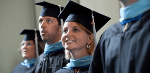 Jovenes graduandose en la universidad