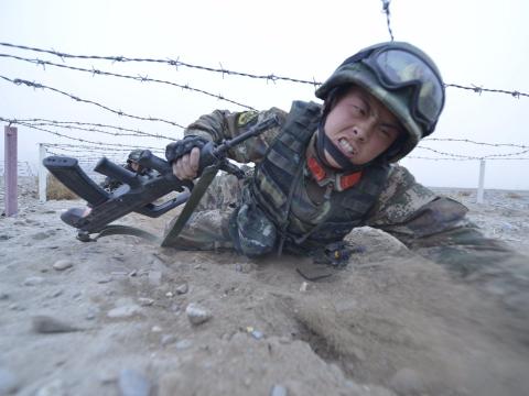 Soldado de las unidades especiales del Ejército Popular Chino en una sesión de entrenamiento en Xinjiang.
