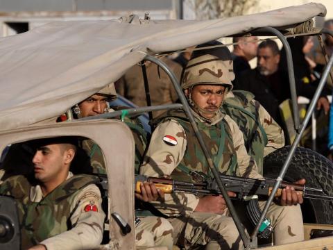 Militares egipcios hacen guardia en el aeropuerto militar de Almaza mientras que son repatriados los cuerpos de varios compañeros muertos.