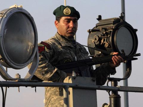 Un militar iraní a bordo de un barco de la armada