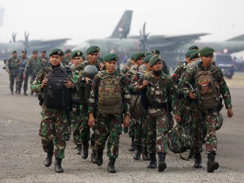 Militares indonesios llegan al aeropuerto de Palembang para reforzar a los bomberos que luchan contra el fuego en Sumatra.