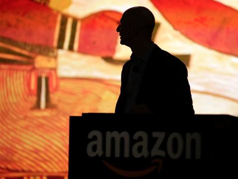 Sombra de Bezos junto a cartel de Amazon