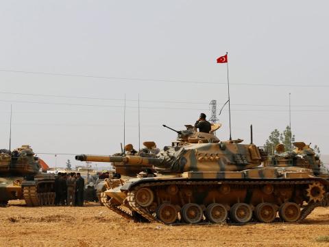 Tanques turcos estacionados en la frontera con Siria en la provincia de Gaziantep.