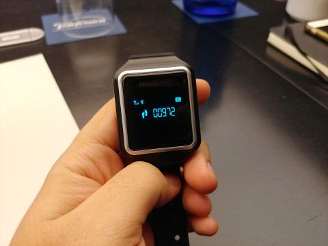 El tracker watch que llevarán los corredores durante la carrera.