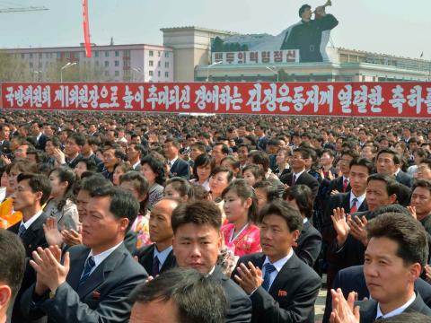 Los norcoreanos aplauden durante una manifestación masiva organizada para celebrar la reelección de Kim Jong Un como primer presidente de la Comisión de Defensa Nacional en ejercicio, 2014.
