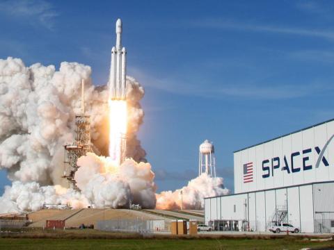 El primer Falcon Heavy despegando.