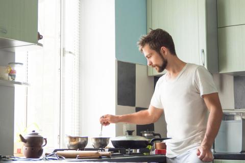 Hombre preparando la cena Hombre preparando la cena