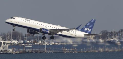Un Embraer E-Jet de JetBlue despega del Aeropuerto Internacional Logan en Boston.