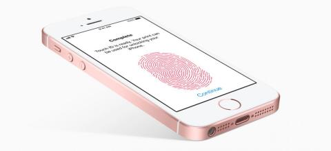 La clavija del iPhone SE está en la parte baja del teléfono: un diseño muy inteligente que pocos fabricantes han copiado, por desgracia.