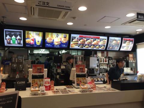 McDonald's tiene alrededor de 36.000 restaurantes en más de 100 países de todo el mundo. McDonald's tiene alrededor de 36.000 restaurantes en más de 100 países de todo el mundo.