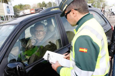 Un Guardia Civil apercibe a un conductor.