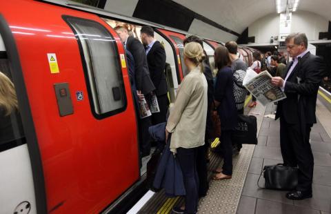 Viajeros en la estación de metro Clapham Common en Londres.