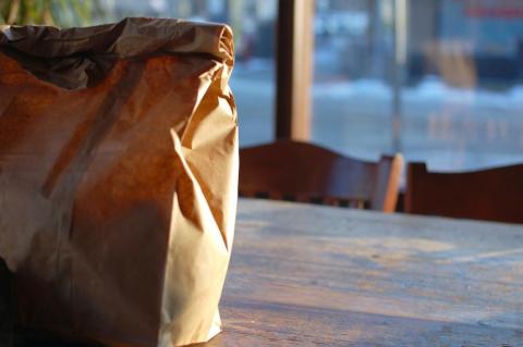 Prepara un almuerzo en lugar de comprarlo todos los días para ahorrar.
