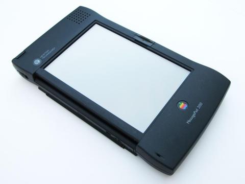 Los 90 significaron nuevos mercados para Apple, aunque ninguno cuajó. Posiblemente, el dispositivo más famoso de los 90 fue el Newton MessagePad, ideal original de Sculley que creó el mercado de las agendas digitales