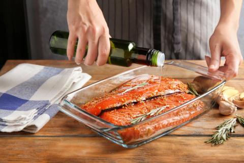 La dieta cetogénica aumenta la ingesta de grasas y reduce por completo el azúcar.