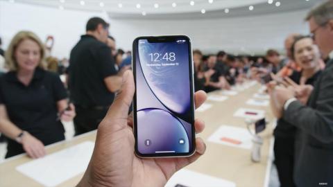 First, let's look at the white iPhone XR. Here it is from the front.