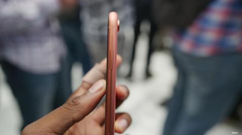 Here's the coral iPhone XR from the side.