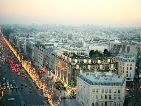 Shopping opportunities range from retailers such as Zara and H&M to luxury boutiques that include Louis Vuitton, Mont-Blanc, Guerlain, and Ferrari. It's consistently ranked as one of the most expensive shopping streets in the