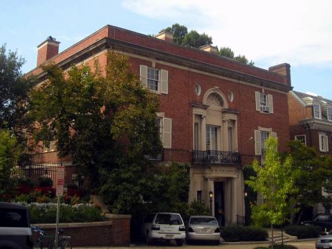Until about 1999, the couple rented a one-bedroom house in Seattle. They own five houses across the US: in Medina, Washington; Beverly Hills, California; Van Horn, Texas; Washington, DC; and Manhattan, New York.