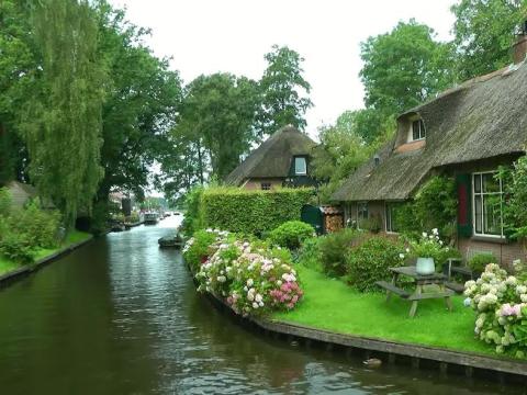 Conocida como la Venecia de los Países Bajos, Giethoorn es navegable solo a través de sus canales.