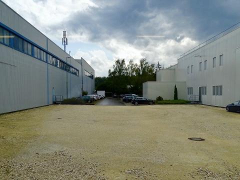 La fábrica, a la derecha, y el centro de distribución, a la izquierda.