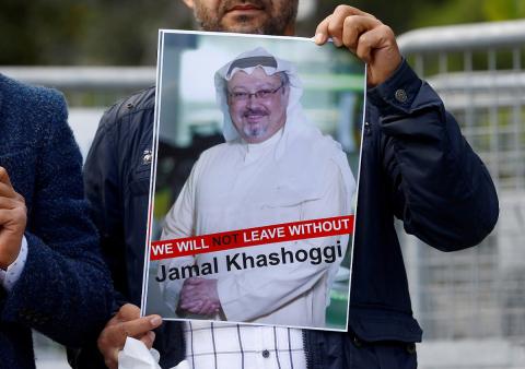 Un manifestante muestra una foto del periodista saudí Jamal Khashoggi frente al consulado de Arabia Saudí en Estambul el 5 de octubre de 2018. Un manifestante muestra una foto del periodista saudí Jamal Khashoggi frente al consulado de Arabia Saudí en Estambul el 5 de octubre de 2018.
