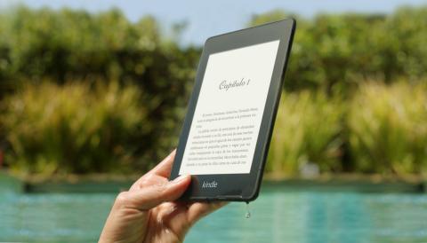 El nuevo Kindle Paperwhite más delgado y ligero, resistente al agua, llega a España
