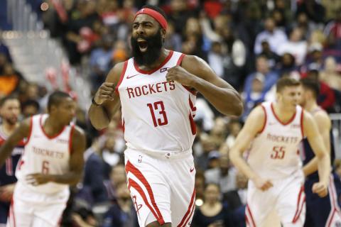 James Harden celebra un triple con los Rockets.