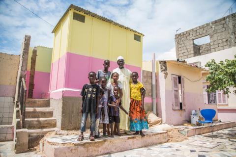 Malickane Gueye con sus hijos frente a un inodoro de nueva construcción en su casa en Dakar, Senegal, el 25 de septiembre de 2018.