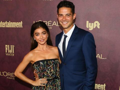 Sarah Hyland y Wells Adams en la Entertainment Weekly Pre-Emmy Party 2018.