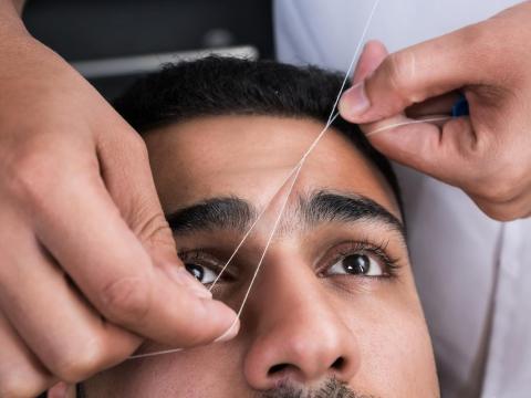 Algunos creen que la depilación con hilo de las cejas puede ser un tratamiento relajante