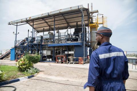 El técnico Idrissa Coulibaly camina hacia el procesador Janicki Omni en Dakar, Senegal, el 25 de septiembre de 2018.