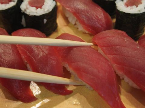 Tuna contains vitamin D.
