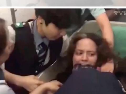 Momento en que la señora está a punto de ser expulsada del avión.