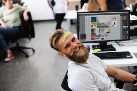 Hombre feliz en el trabajo 