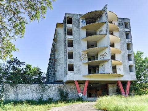 El Hotel Ponce Intercontinental ahora es el esqueleto de lo que fue un edificio.