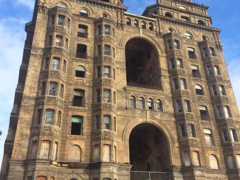 El exterior del Hotel Lorraine.